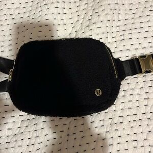 Lululemon everywhere belt bag large